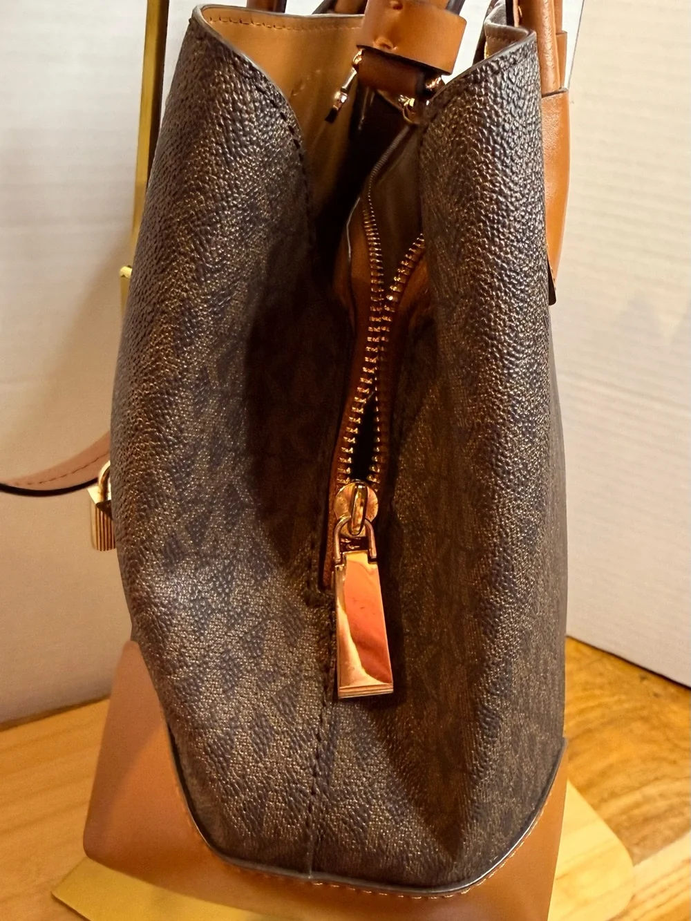 Michael Kors Mercer Gallery Satchel Brown Signature MK Logo
Crossbody Bag EUC - Picture 14 of 16